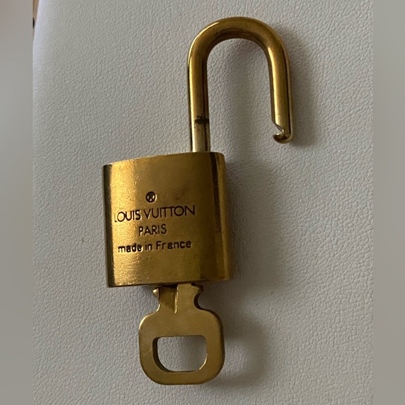 Authentic Louis Vuitton Lock with key 322 - Picture 3 of 5